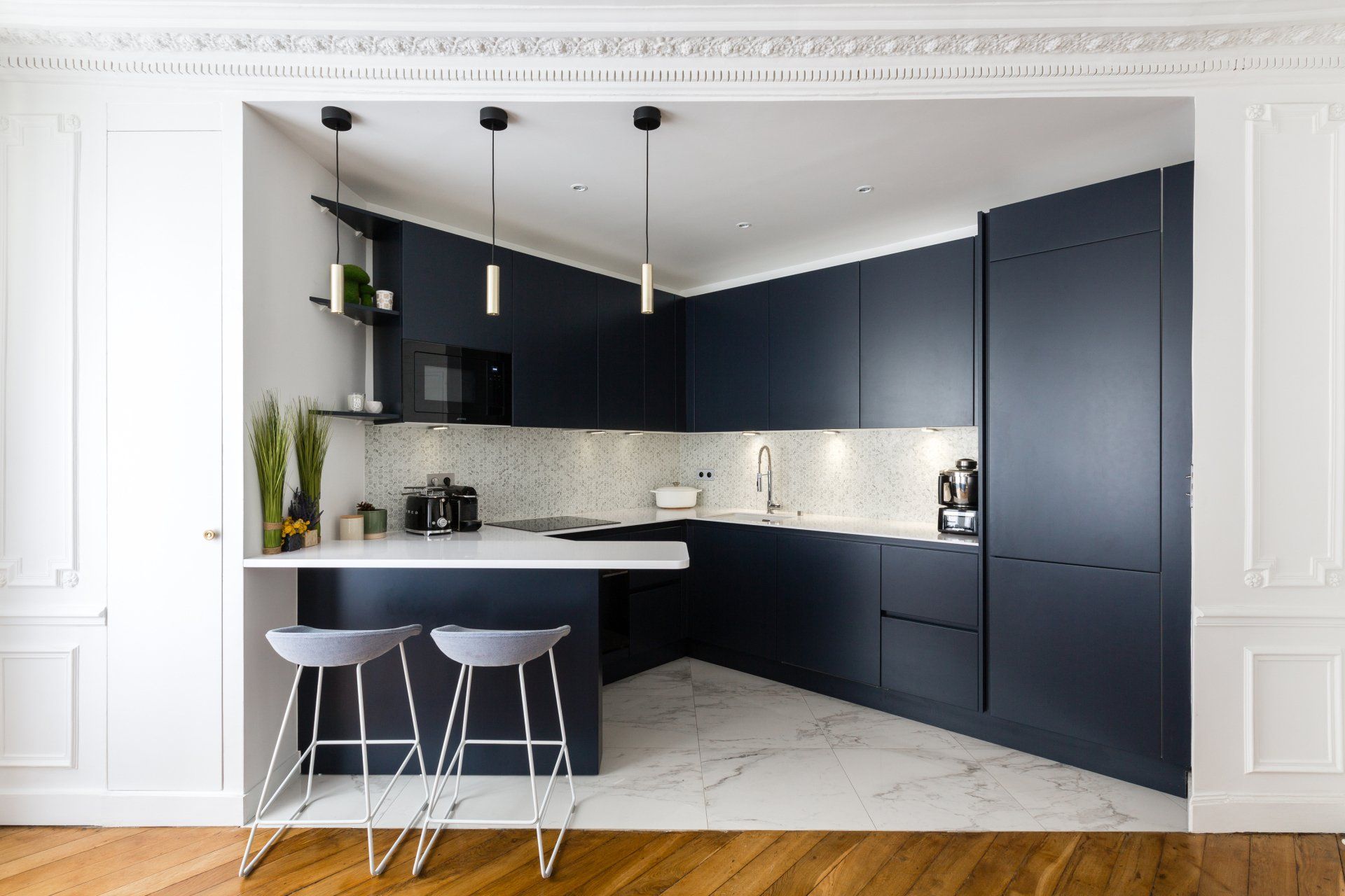 AXIOME Interior Design, architecte d'intérieur Paris, appartement haussmannien Paris 9ème, cuisine bleue et marbre