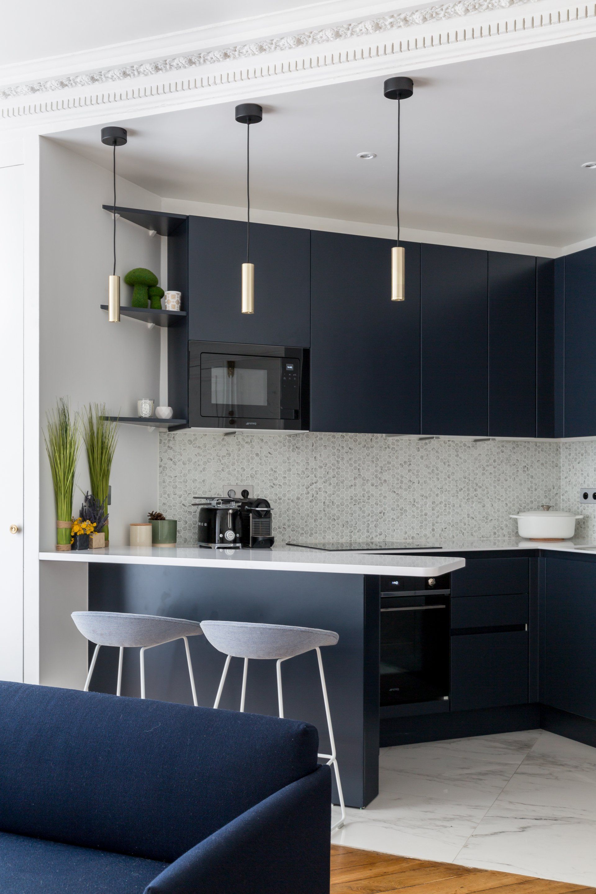 AXIOME Interior Design, architecte d'intérieur Paris, appartement haussmannien Paris 9ème, cuisine bleue marbre