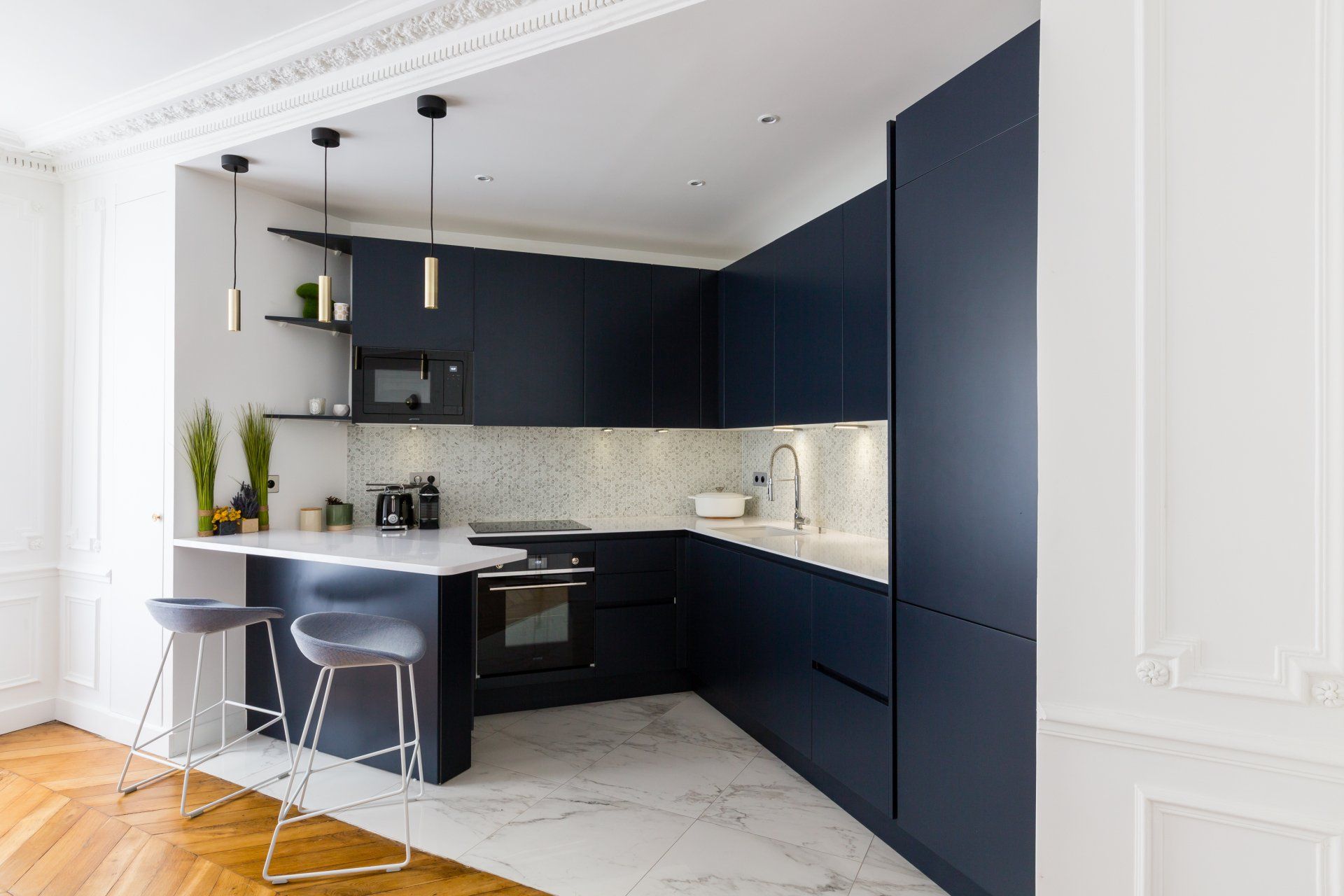 AXIOME Interior Design, architecte d'intérieur Paris, appartement haussmannien Paris 9ème, cuisine bleu marbre