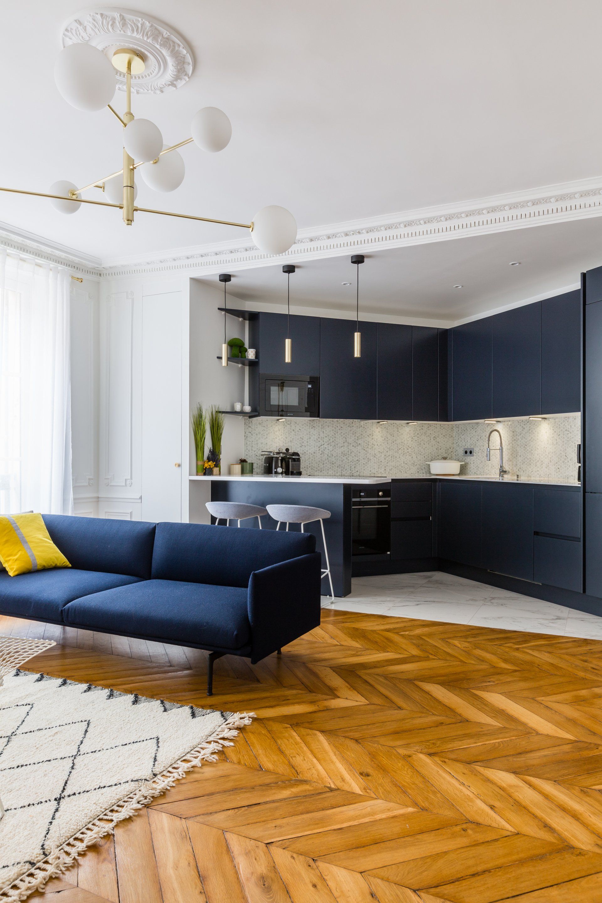 AXIOME Interior Design, architecte d'intérieur Paris, appartement haussmannien Paris 9ème, séjour cuisine bleue larbre