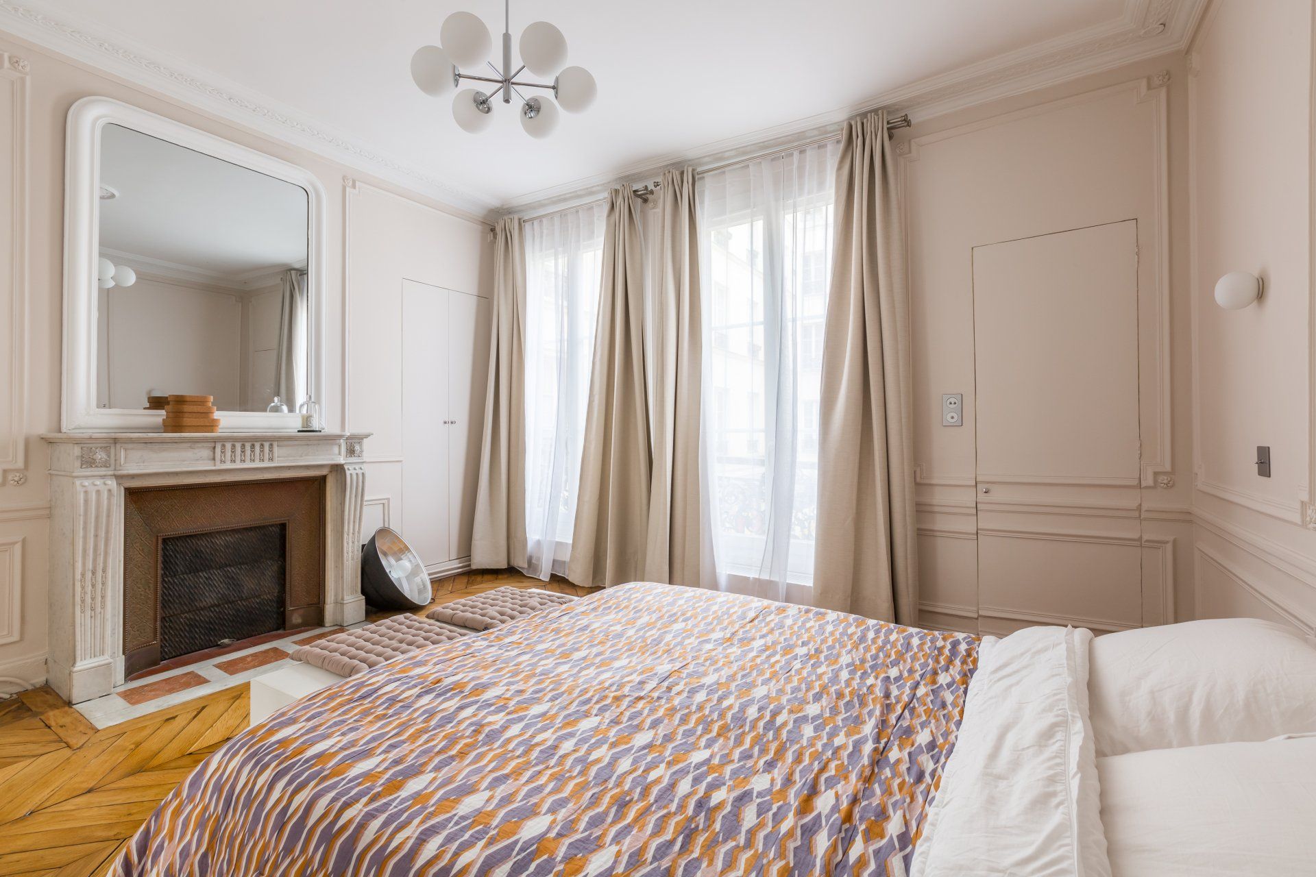 AXIOME Interior Design, architecte d'intérieur Paris, appartement haussmannien Paris 9ème, chambre douce rose