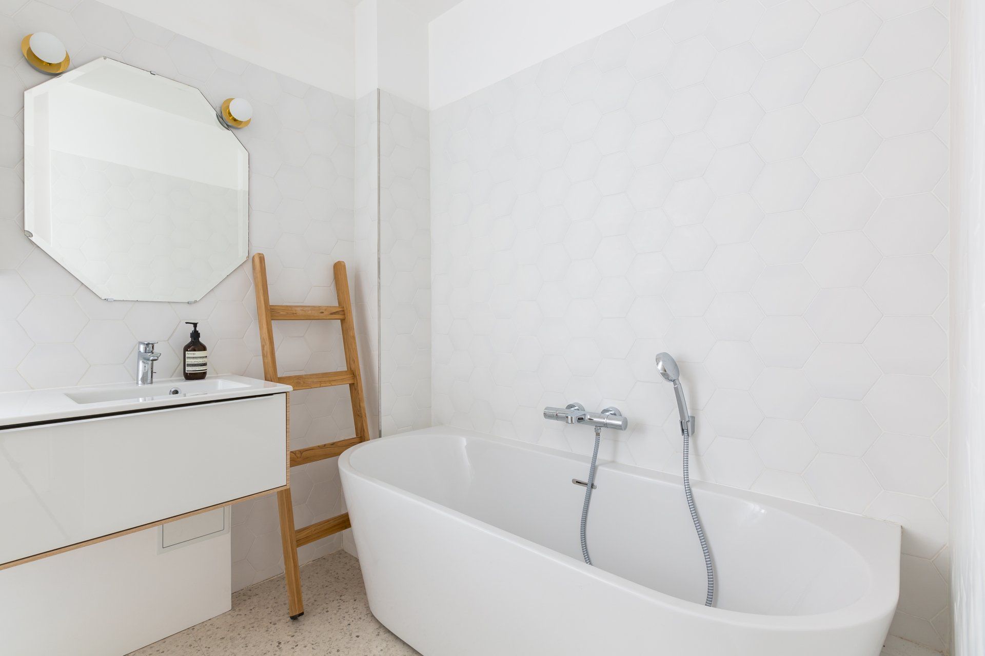 AXIOME Interior Design, architecte d'intérieur Paris, appartement haussmannien Paris 9ème, SDB terrazzo carrelage hexagonal