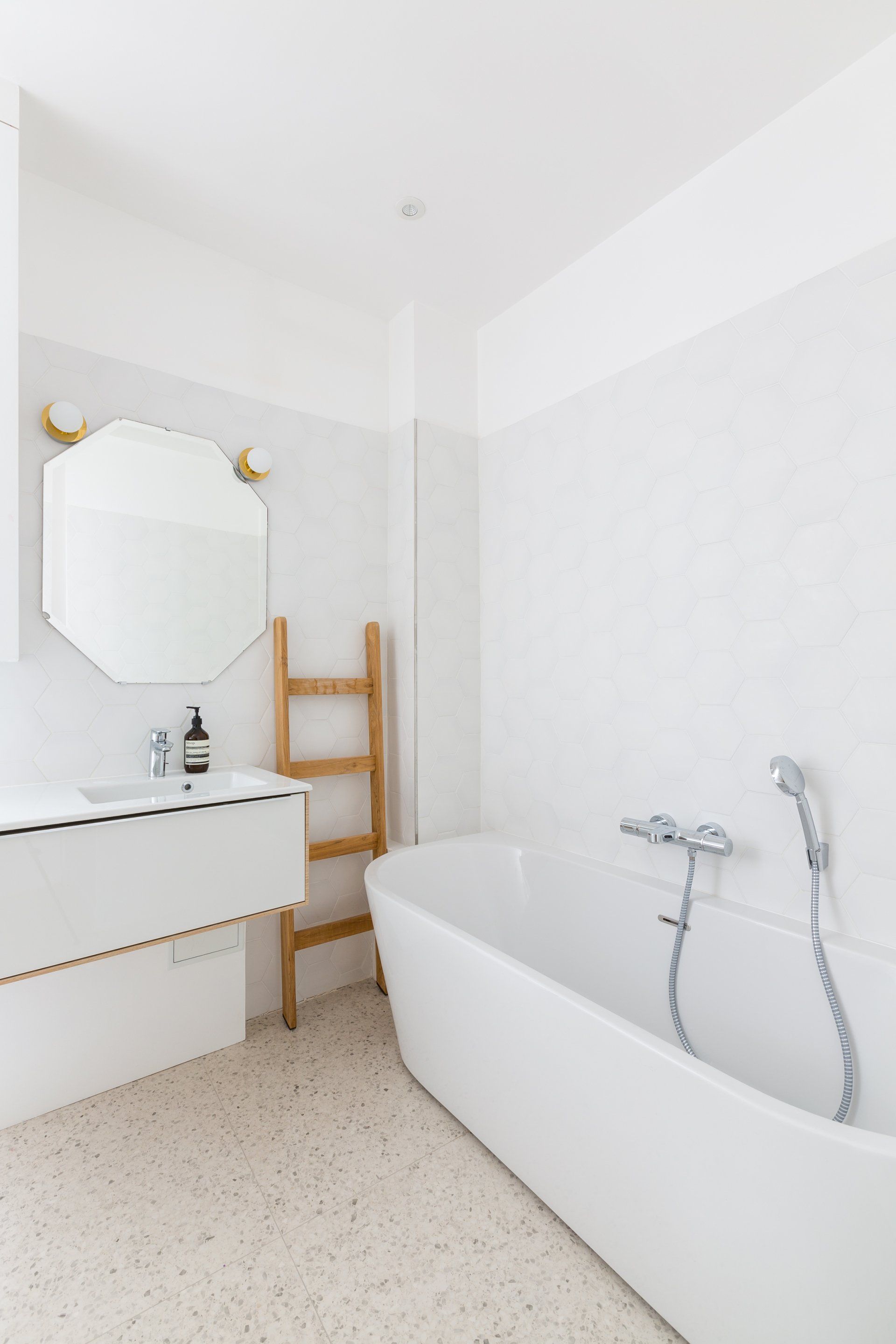 AXIOME Interior Design, architecte d'intérieur Paris, appartement haussmannien Paris 9ème, avant après salle de bain SDB