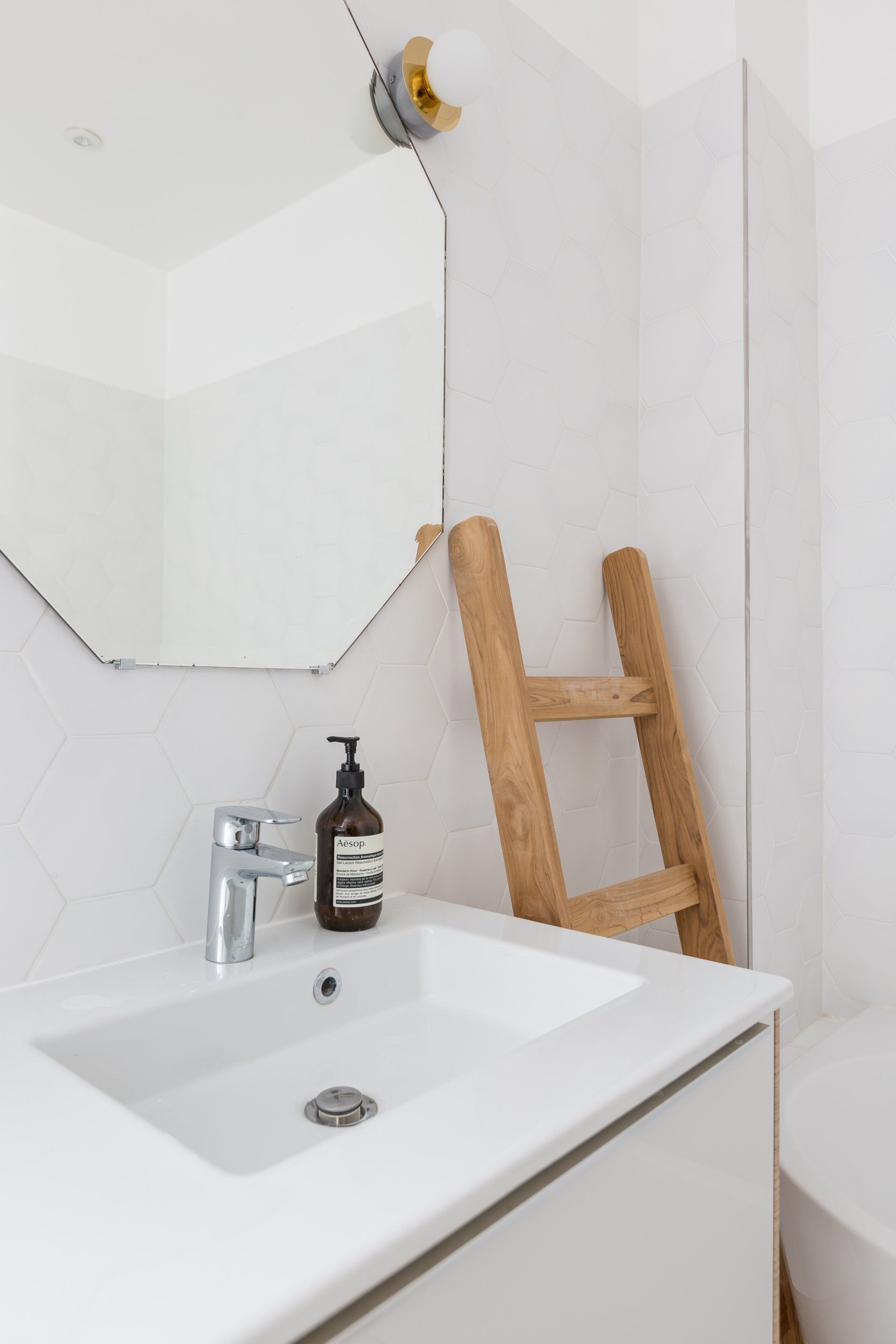 AXIOME Interior Design, architecte d'intérieur Paris, appartement haussmannien Paris 9ème, SDB blanche