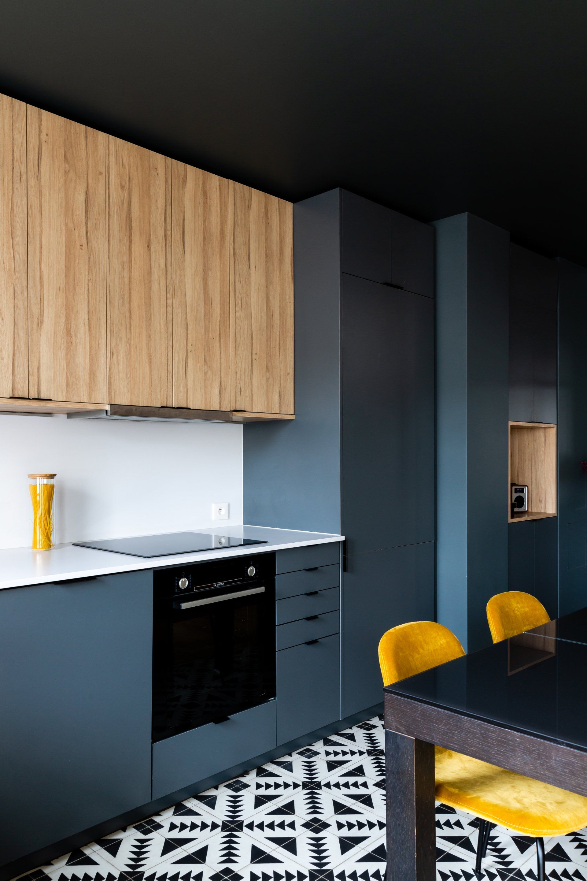 AXIOME Interior Design, architecte d'intérieur paris, carreaux de ciments, cuisine grise et bois, plan de travail quartz