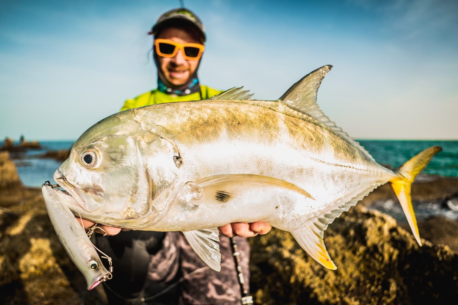 pesca desde orilla, sorprendente destino