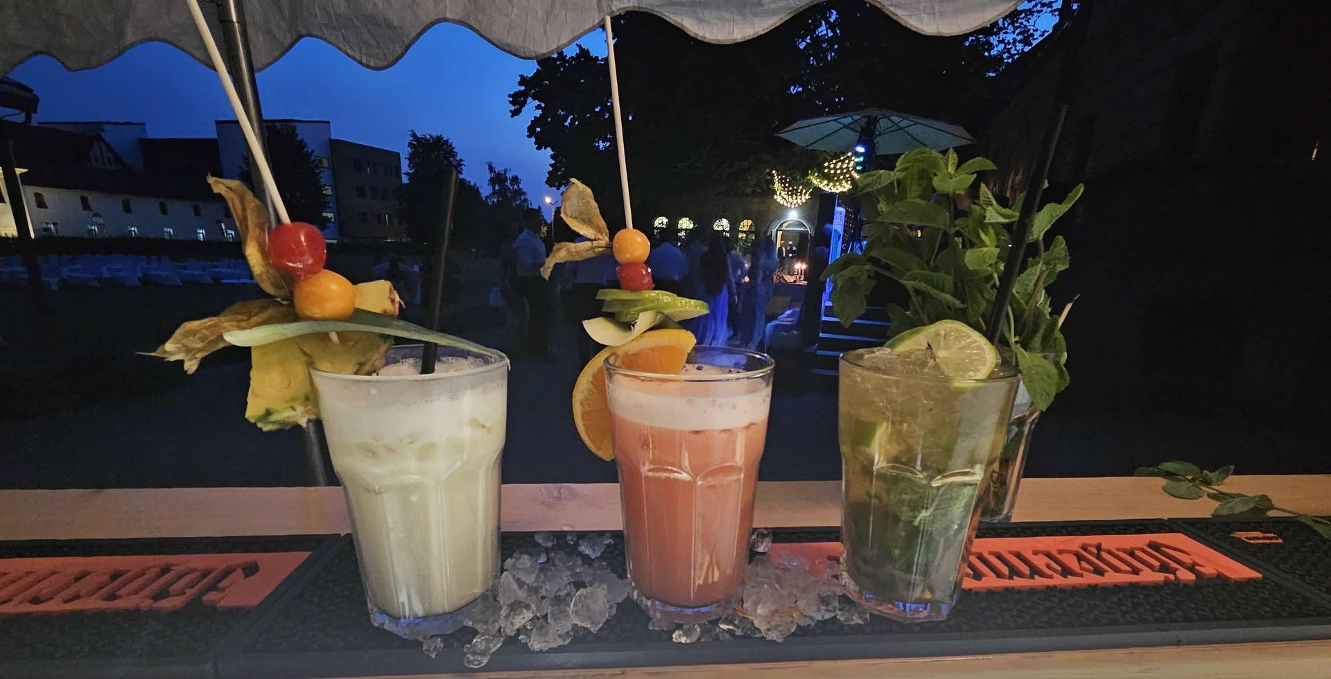 Drei Cocktails mit Deko