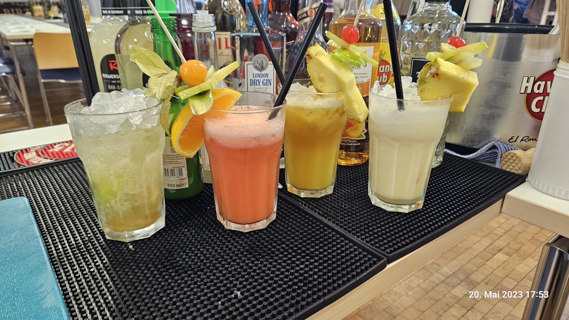 Vier Cocktails mit Deko