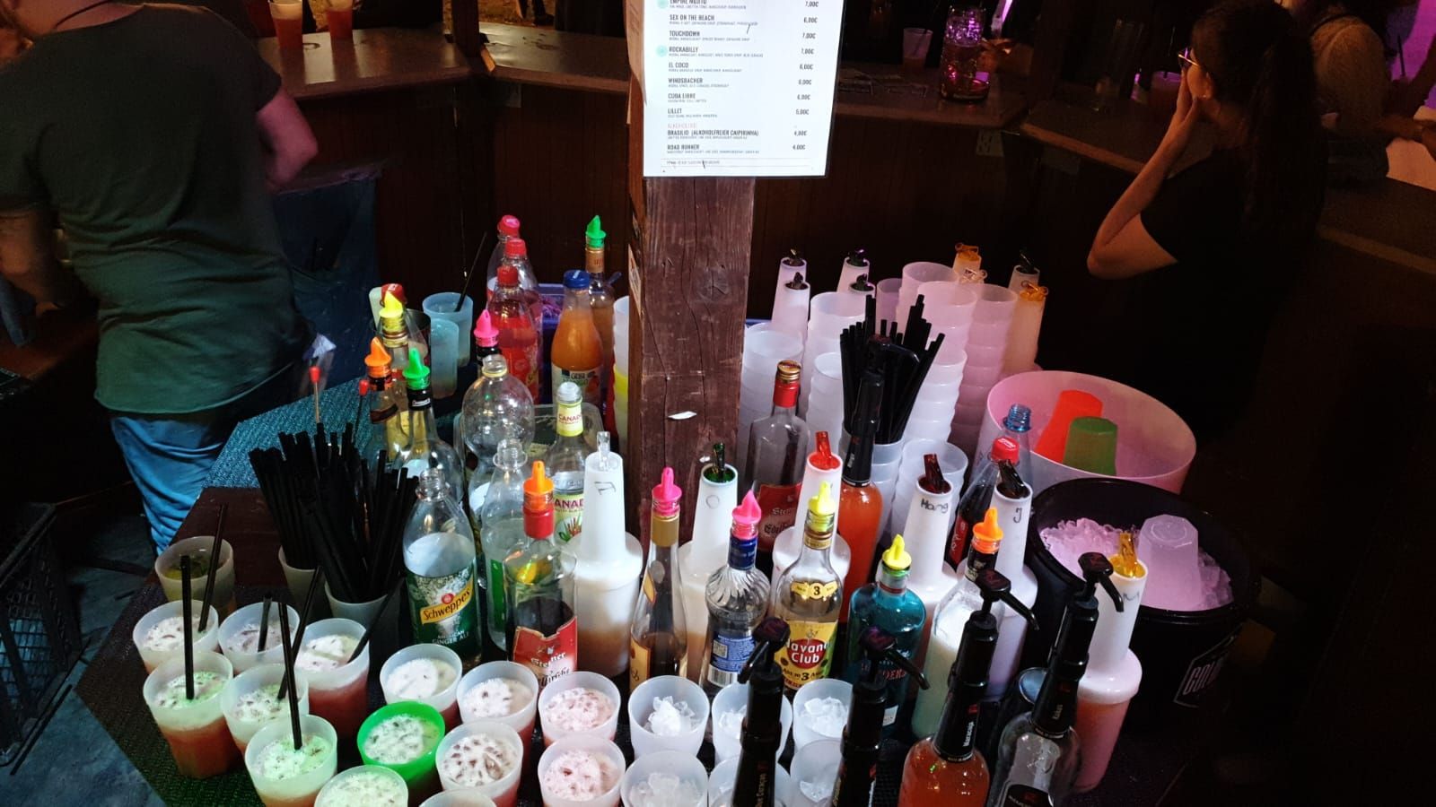 Cocktailstation in der Kerwabar, Rundbar