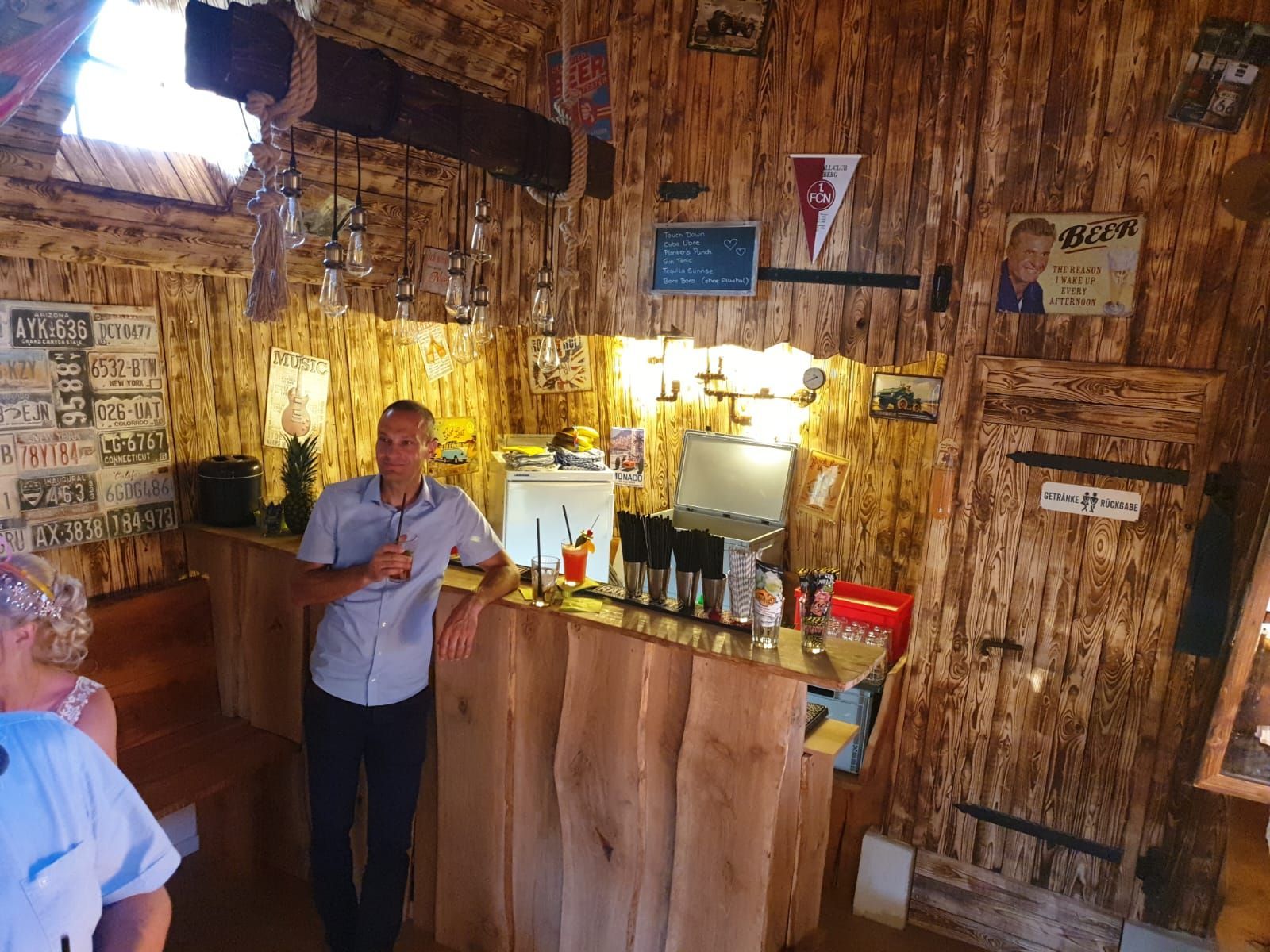 Bar in einer Holzhütte