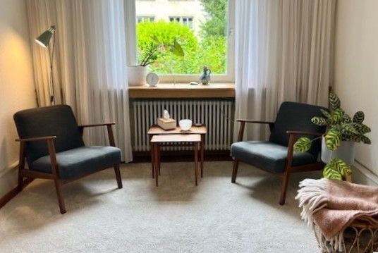 Heller Therapieraum der Privatpraxis für Psychotherapie Dr. Sarah Landmann in Freiburg