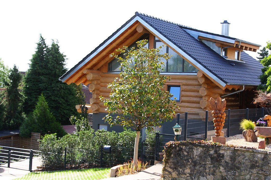 Blockhaus aus Rundstämmen (unterkellert)