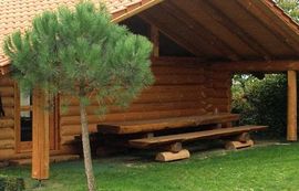 Blockhaus als Anbau an Reithalle