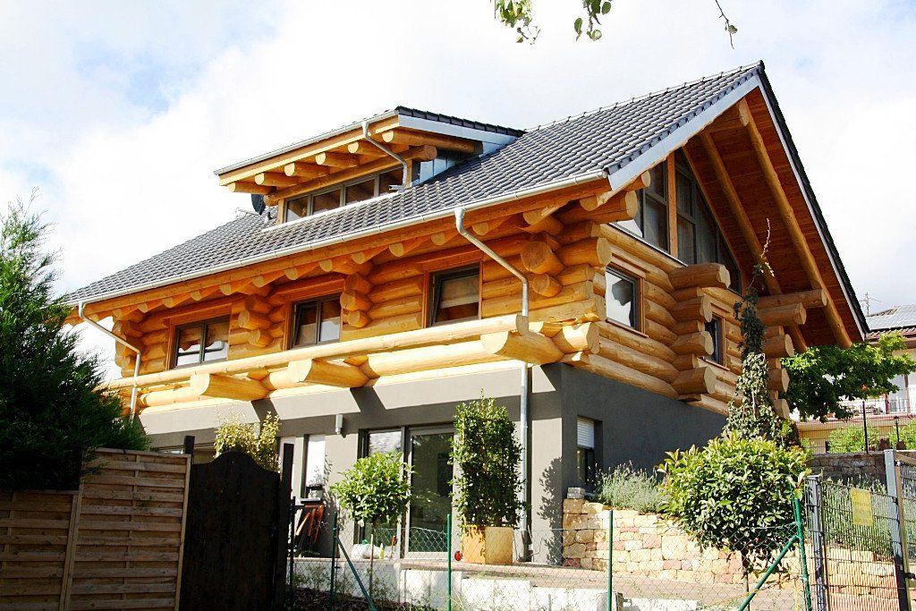 Blockhaus aus Rundstämmen (unterkellert)