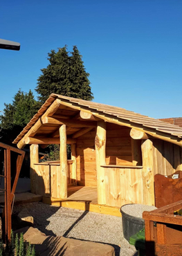 Grillhütte im Stil Blockhaus