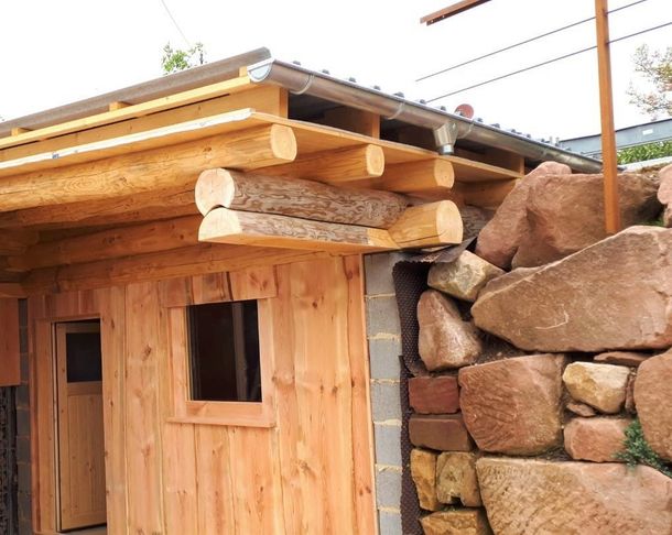 Aufbau einer Blockhaus-Sauna im Außenbereich