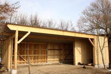 Offenstall mit Lagerraum Offenstall mit Lagerraum