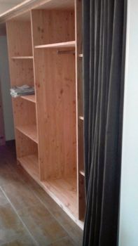 Einbauschrank mit Vorhang an Schiene Einbauschrank aus Holz