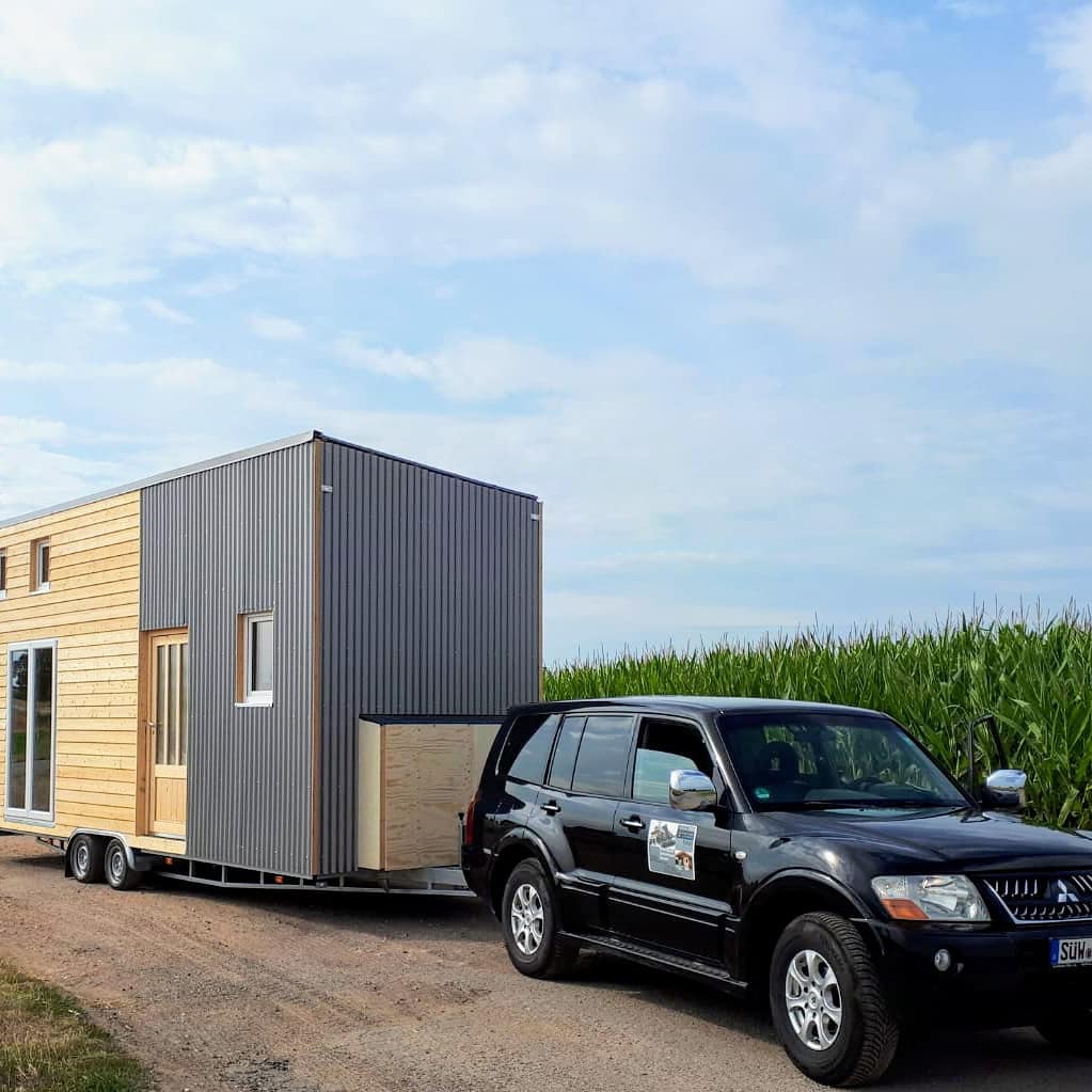 XXL-Format mit Pultdach, Veranda-Tür, Aussenverkleidung Lärchenholz und Aluminium