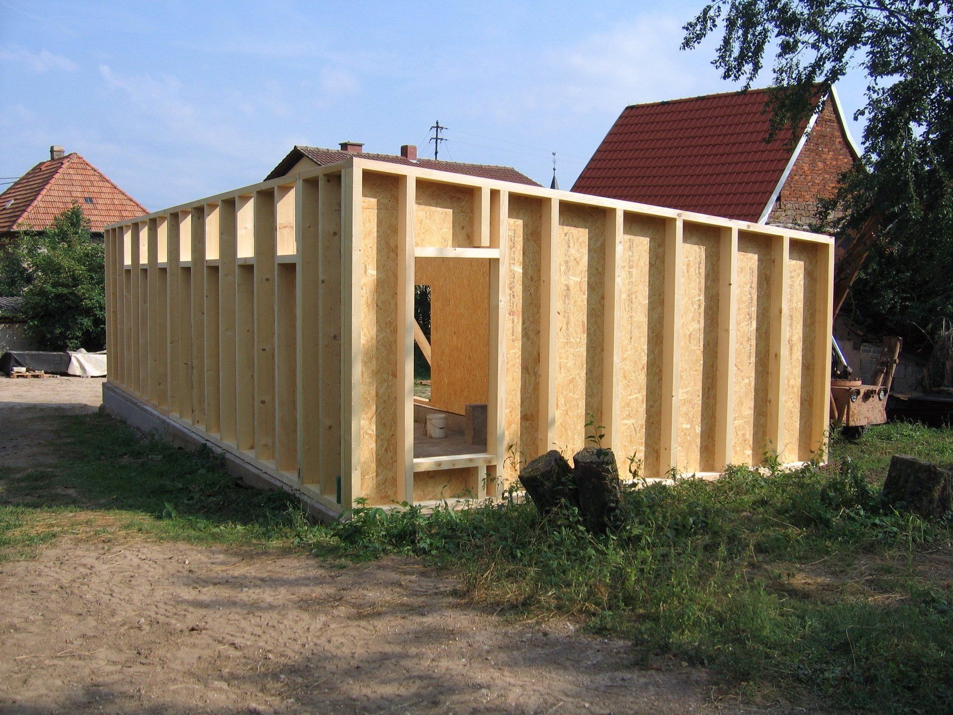 Stallbau, 3 Boxen mit teilweise überdachtem Paddock