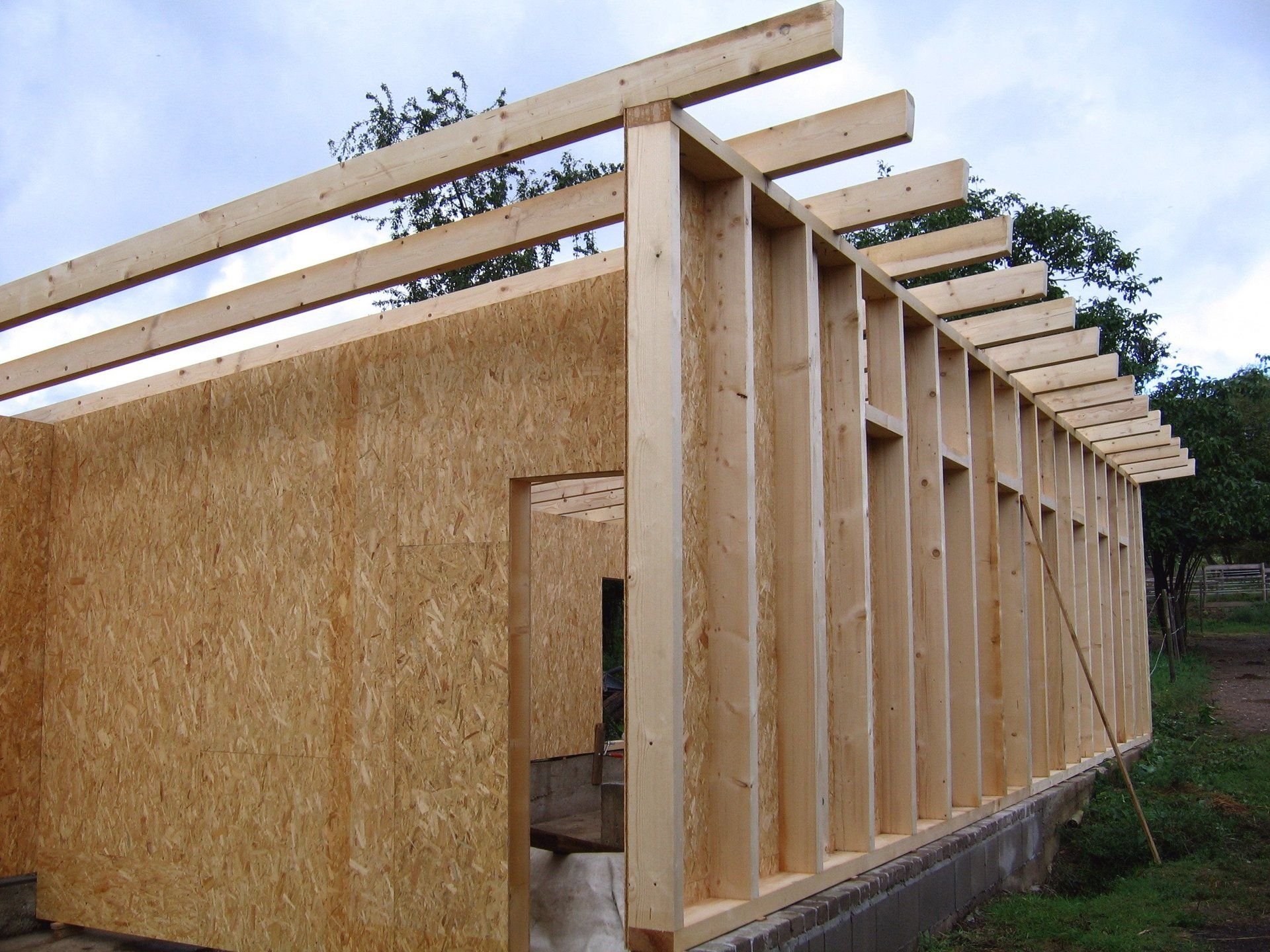 Vorbereitung Stallaufbau, Stall mit 3 Boxen und Paddock