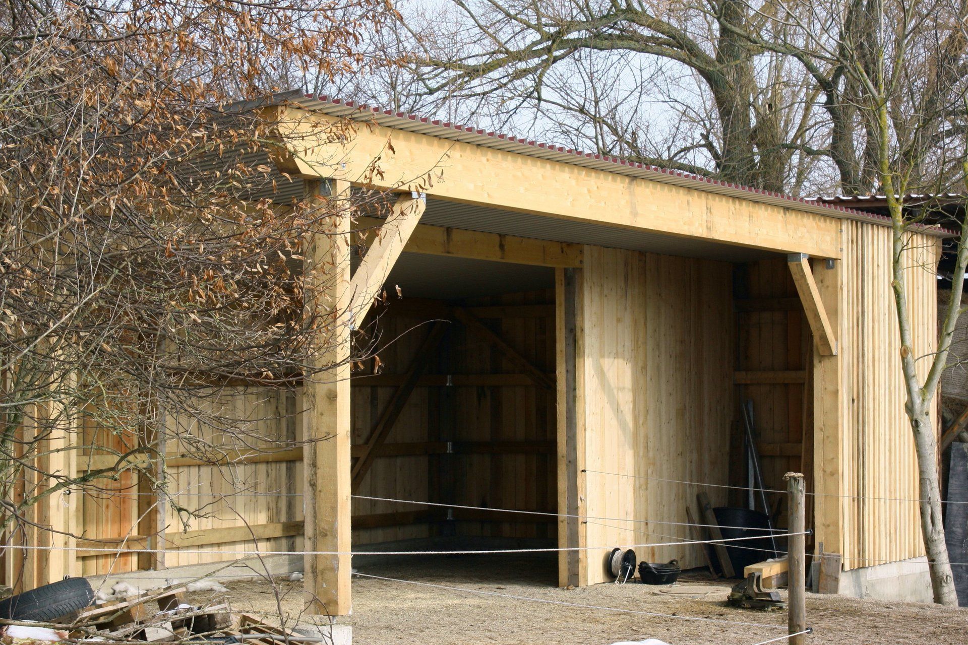 Offenstall mit Aufbewahrungsraum