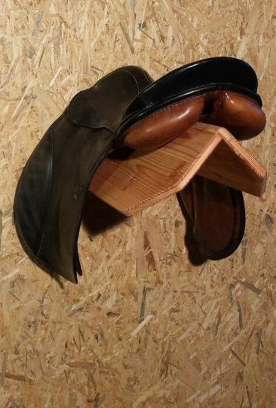 Sattelhalter aus Douglasie, biolog. geölt, das Sattelkissen bleibt in Form!