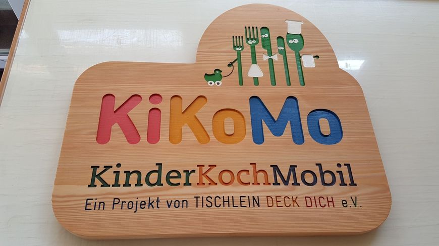 Holzschild für unseren Kunden KiKoMo in Karlsruhe