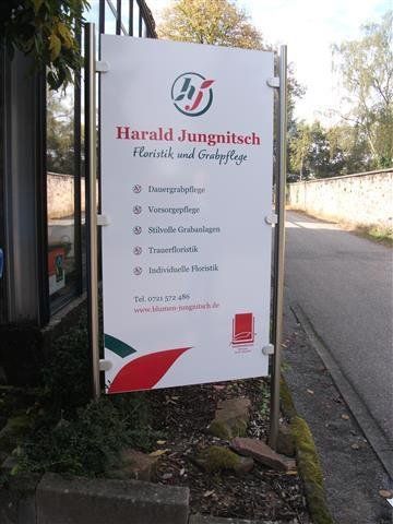 Edelstahlgestell mit Schild für Blumen Jungnitsch in Karlsruhe