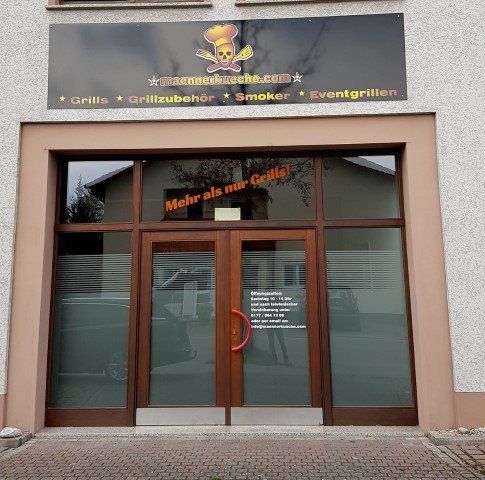 Schaufensterbeschriftung und Schildmontage für die Männerküche in Bruchhausen.