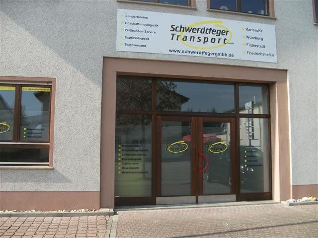 Schild auf Fassade montiert in Bruchhausen.