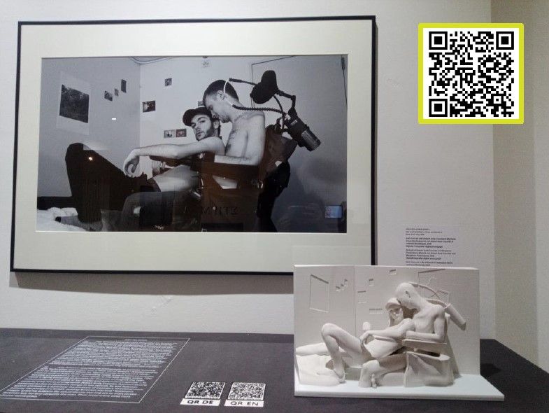 Foto aus einer Ausstellung mit einer Fotografie und dem dazugehörigen Tastmodell