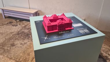 Gesamtansicht Tastmodell Japanisches Palais mit Basisplatte auf Podest