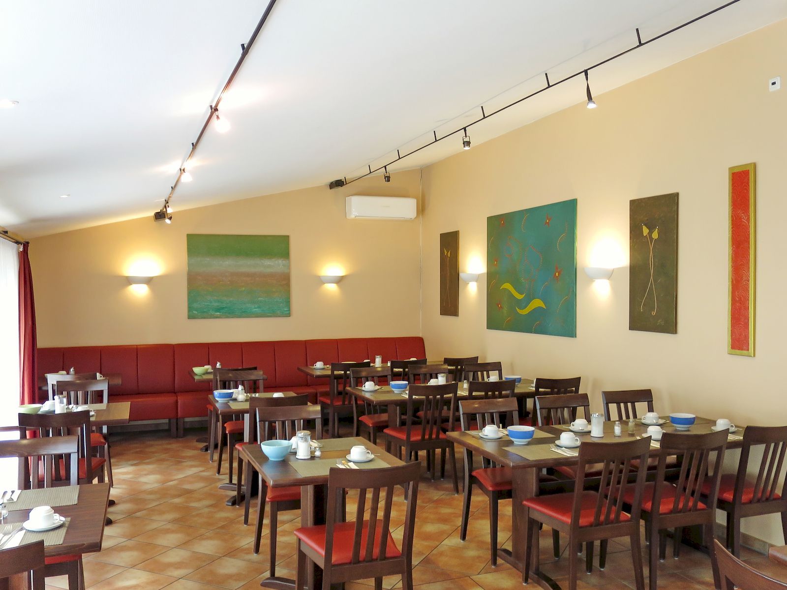 Bilder von Lisa Riehm im Frühstücksraum des Hotel Stadt Friedberg