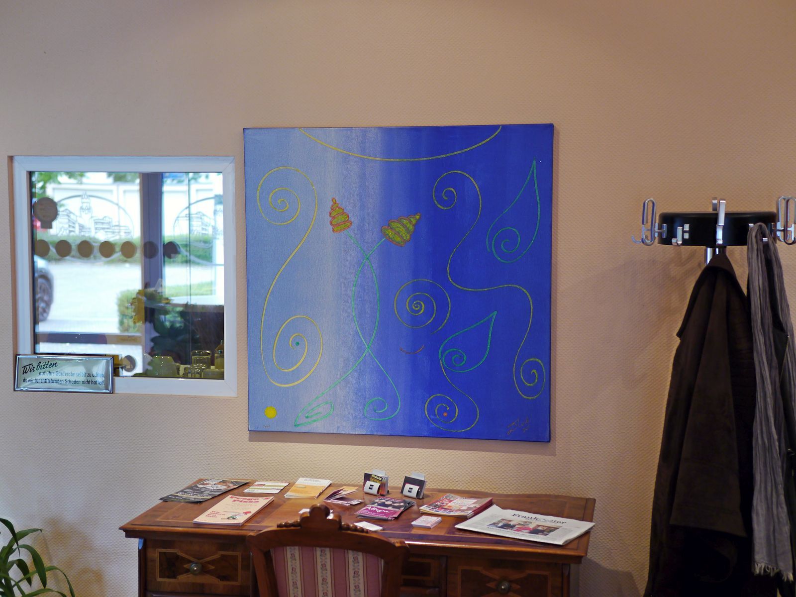 Bilder von Lisa Riehm im Frühstücksraum des Hotel Stadt Friedberg