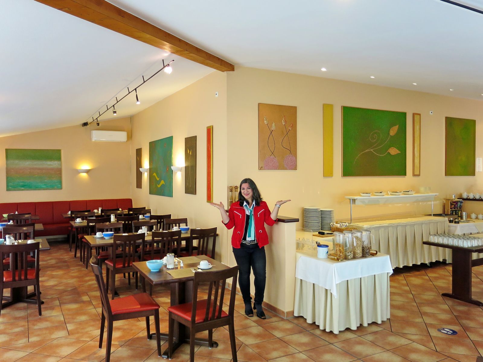 Lisa Riehm vor ihren Bildern im Frühstücksraum des Hotel Stadt Friedberg