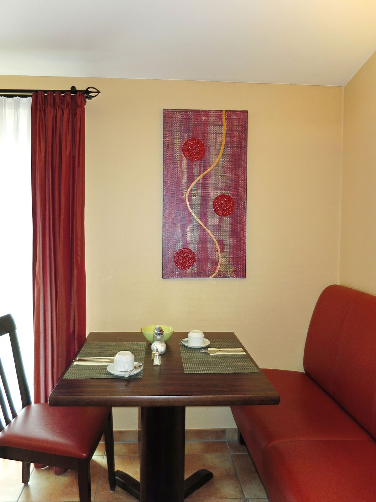 Bilder von Lisa Riehm im Frühstücksraum des Hotel Stadt Friedberg