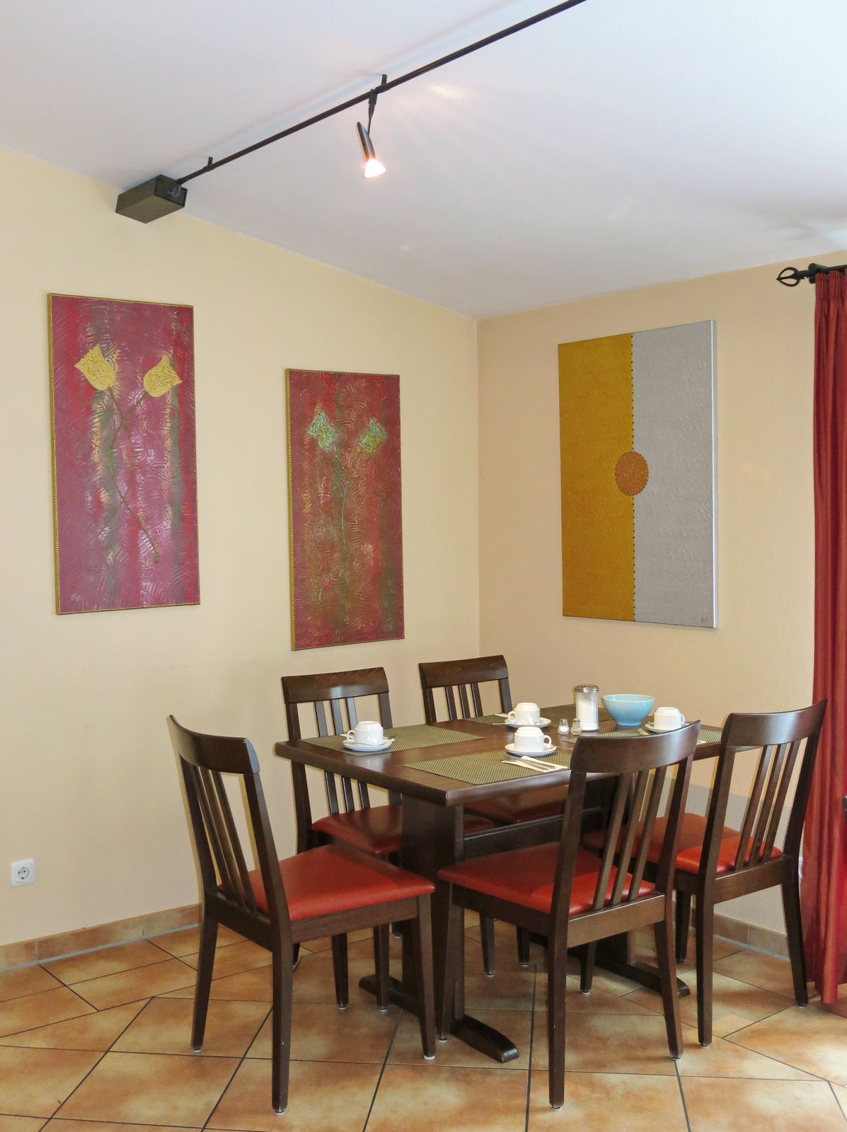 Bilder von Lisa Riehm im Frühstücksraum des Hotel Stadt Friedberg