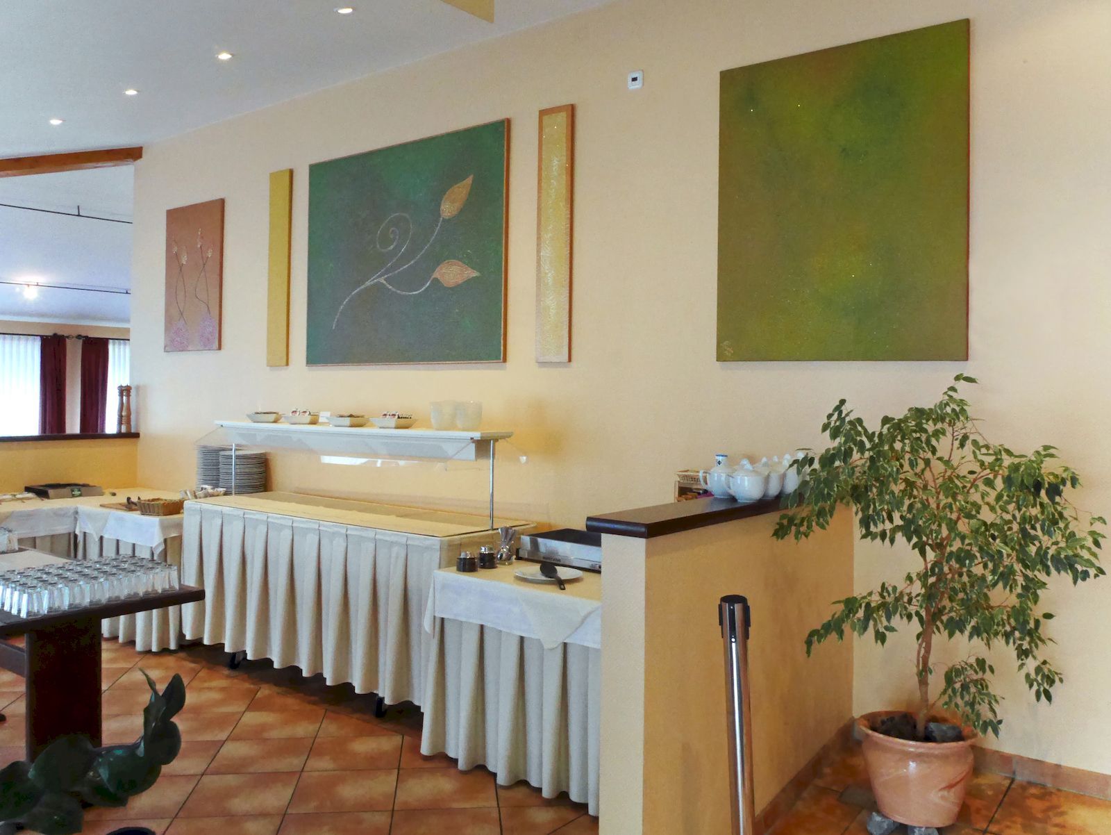 Bilder von Lisa Riehm im Frühstücksraum des Hotel Stadt Friedberg