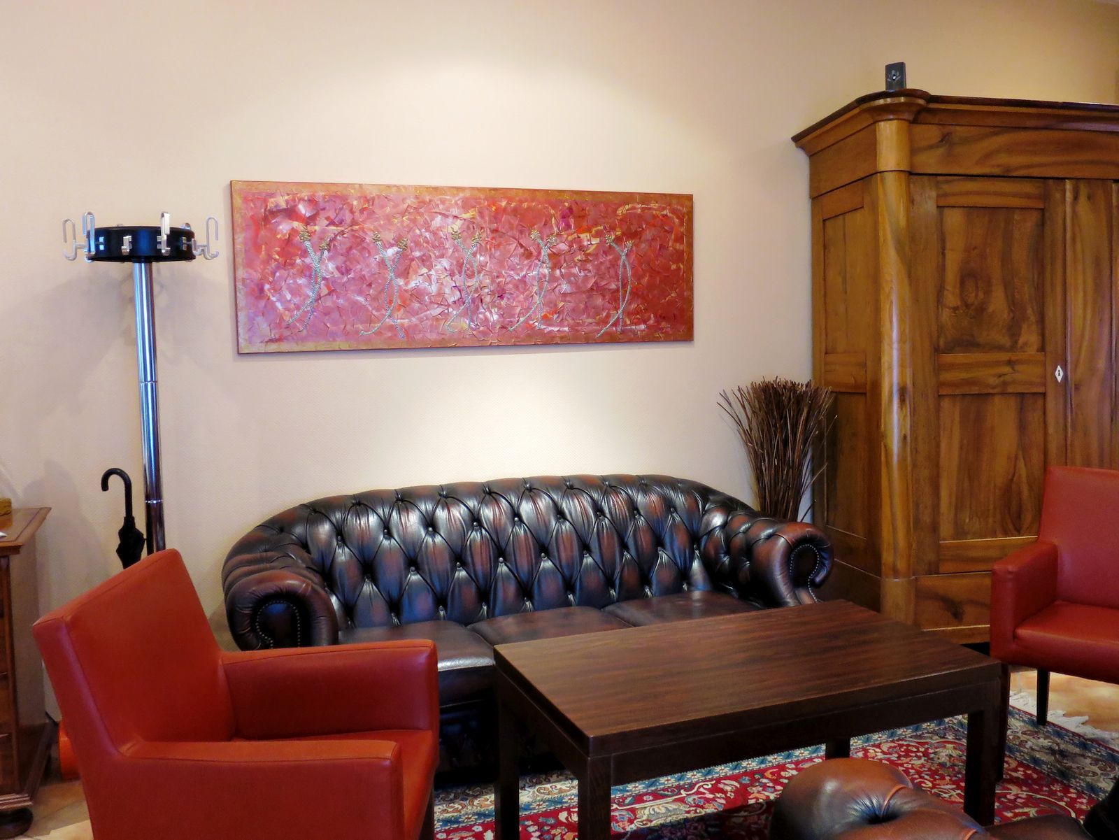 Bilder von Lisa Riehm im Frühstücksraum des Hotel Stadt Friedberg