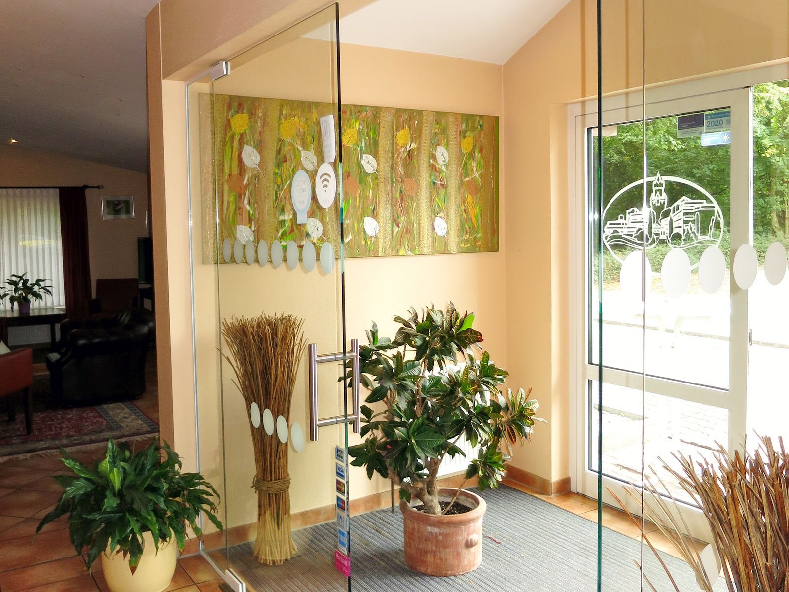 Bilder von Lisa Riehm im Frühstücksraum des Hotel Stadt Friedberg