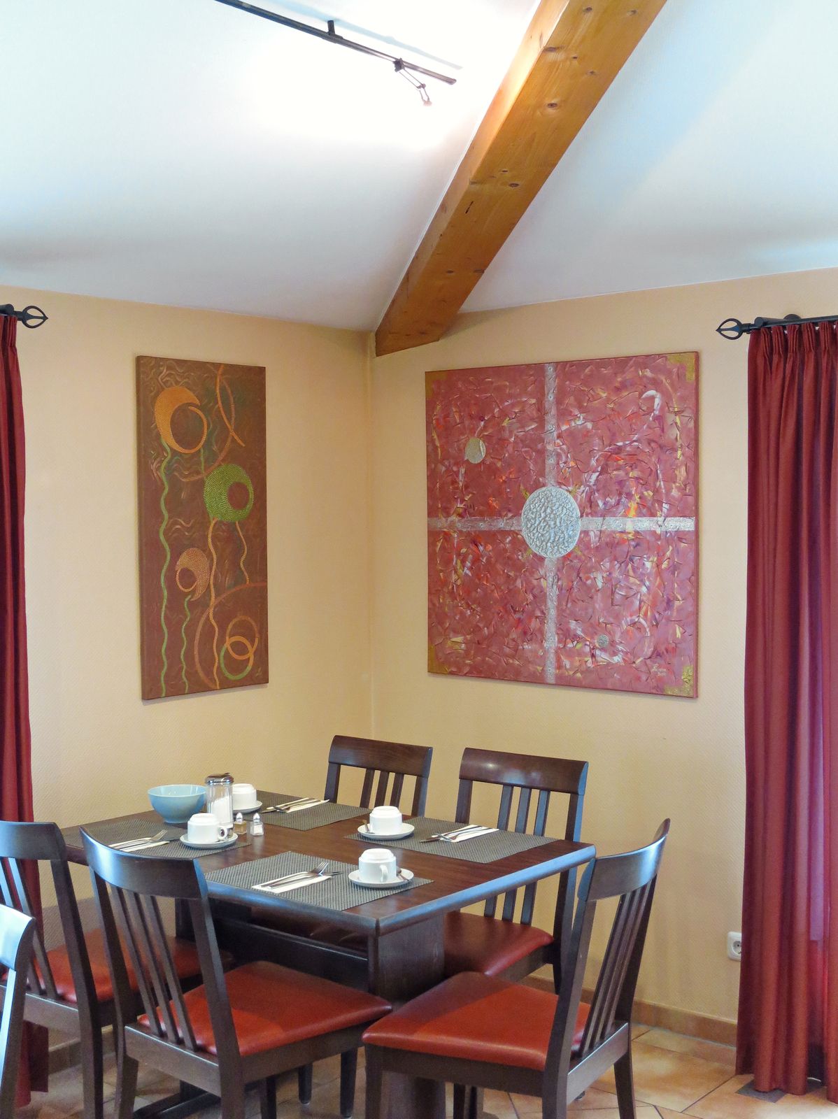 Bilder von Lisa Riehm im Frühstücksraum des Hotel Stadt Friedberg