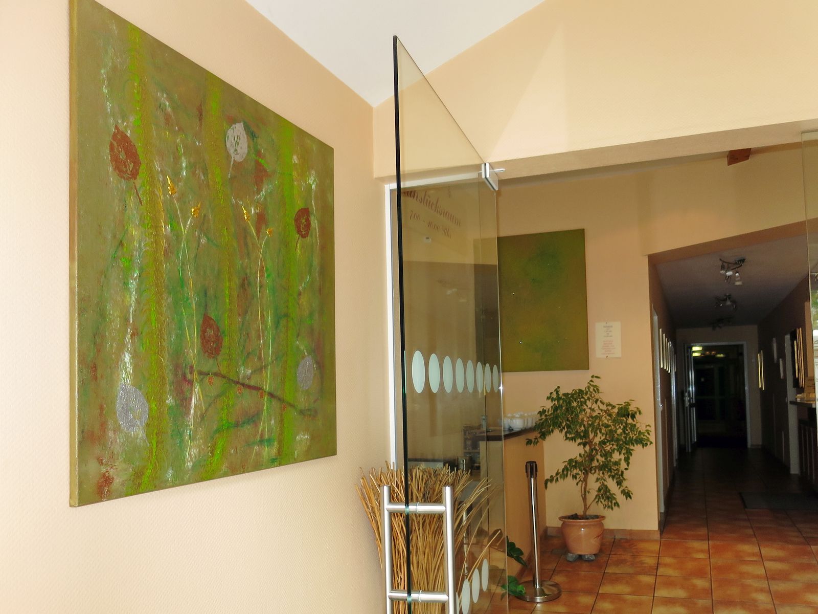 Bilder von Lisa Riehm im Frühstücksraum des Hotel Stadt Friedberg