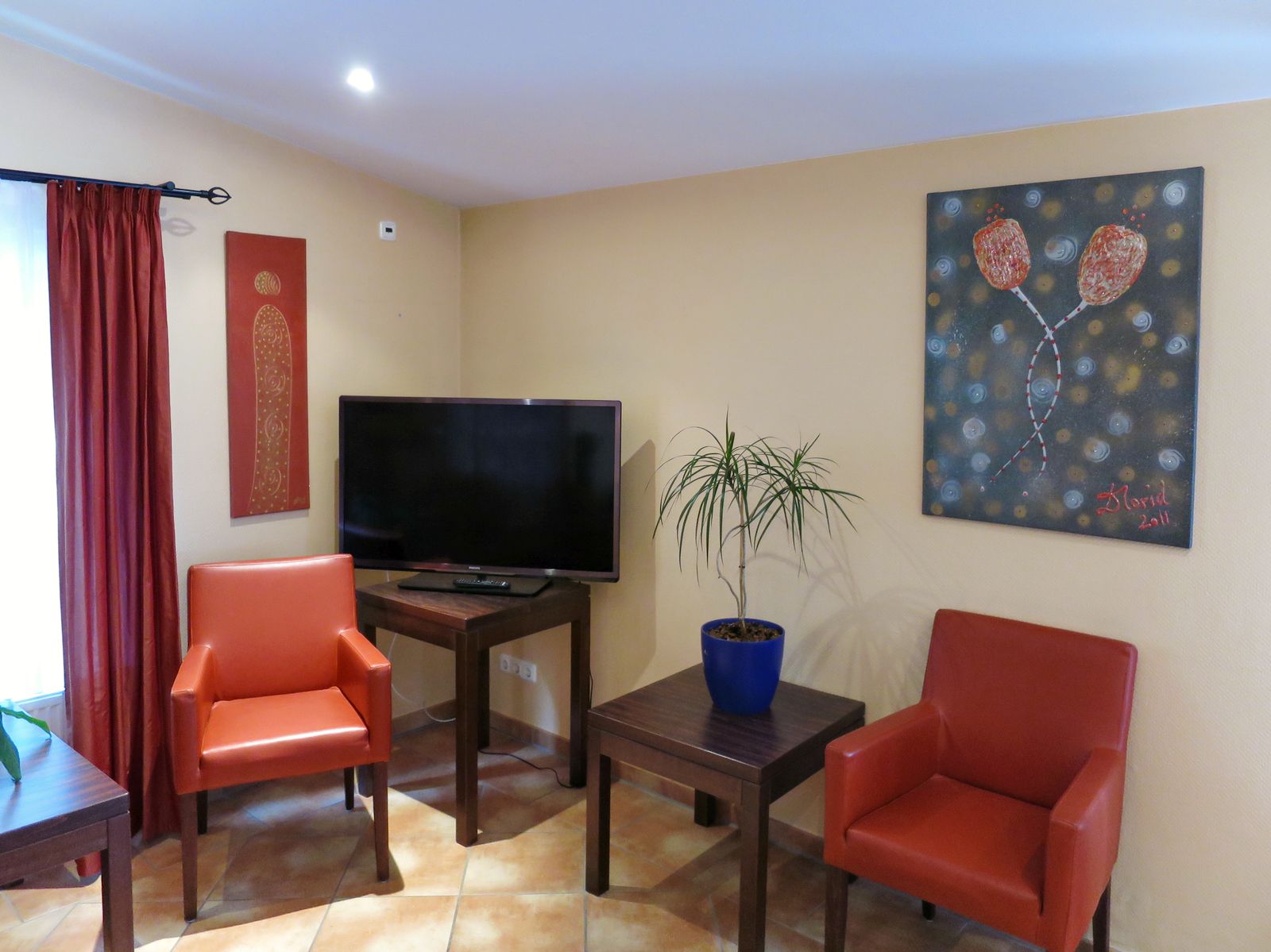 Bilder von Lisa Riehm im Frühstücksraum des Hotel Stadt Friedberg