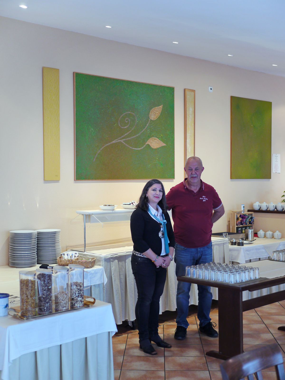 Lisa Riehm und Oliver Wissel im Frühstücksraum des Hotel Stadt Friedberg zur Ausstellung Blütenzauber