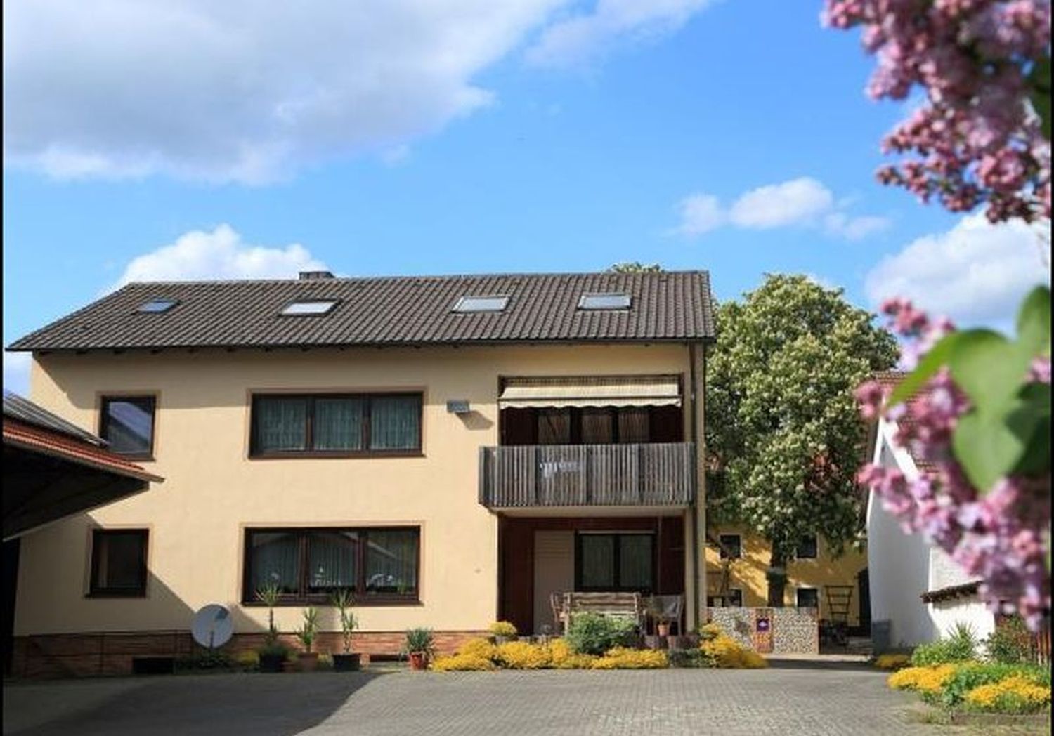 Essing im Altmühltal mit alter Holzbrücke, Torturm und Burgruine Randeck