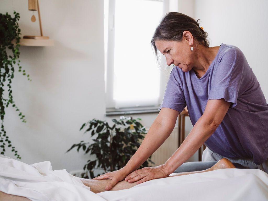 Esalen Massage Esalen Massage - Carina Oelerich - Long stroke am Bein