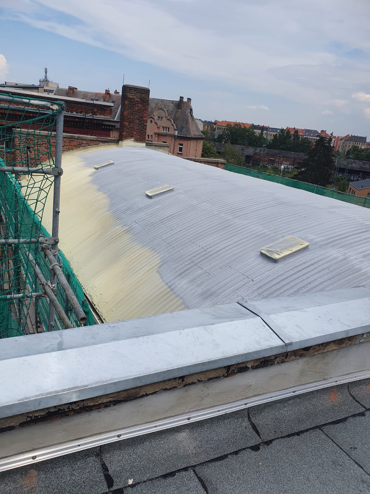 Flachdachabdichtung und Wärmedämmung mit PUR Ortschaum Dachspritzschaum Blechdach