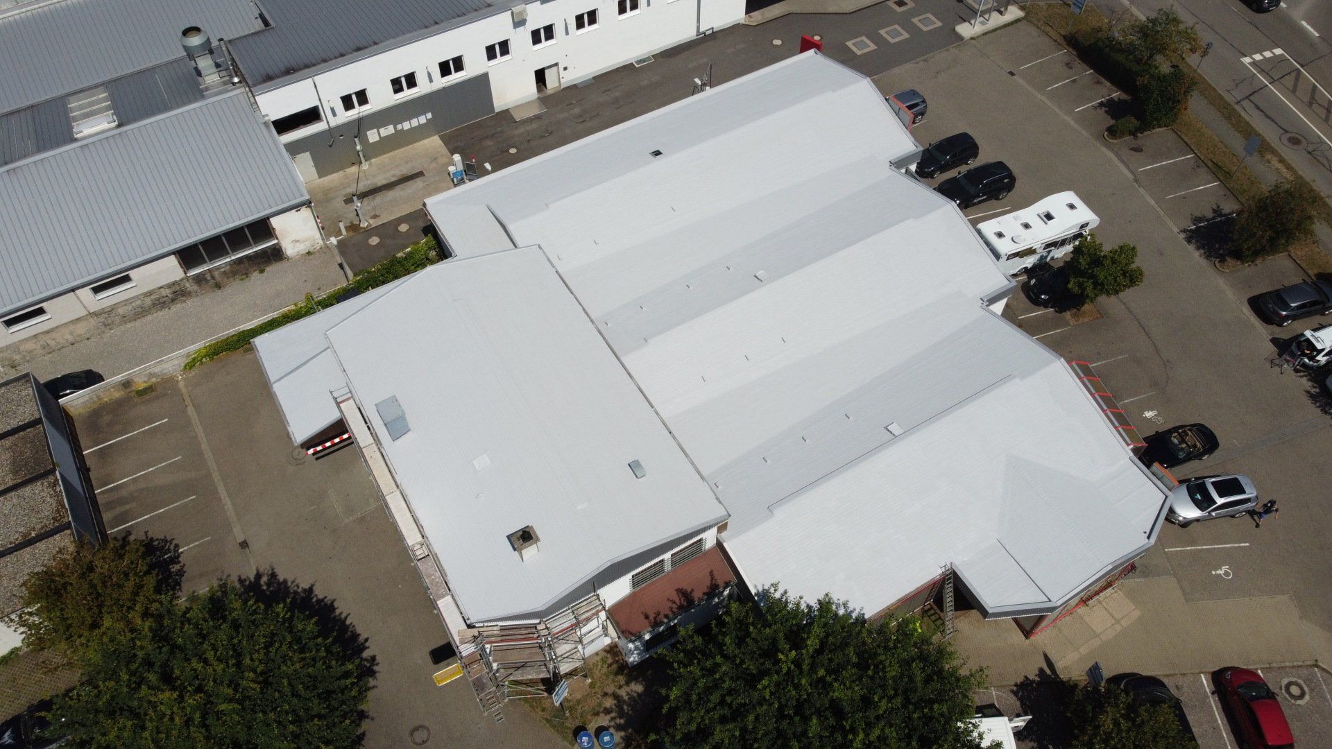 Flachdachabdichtung mit Flüssigkunststoff auf Bitumendach Supermarkt im Odenwald