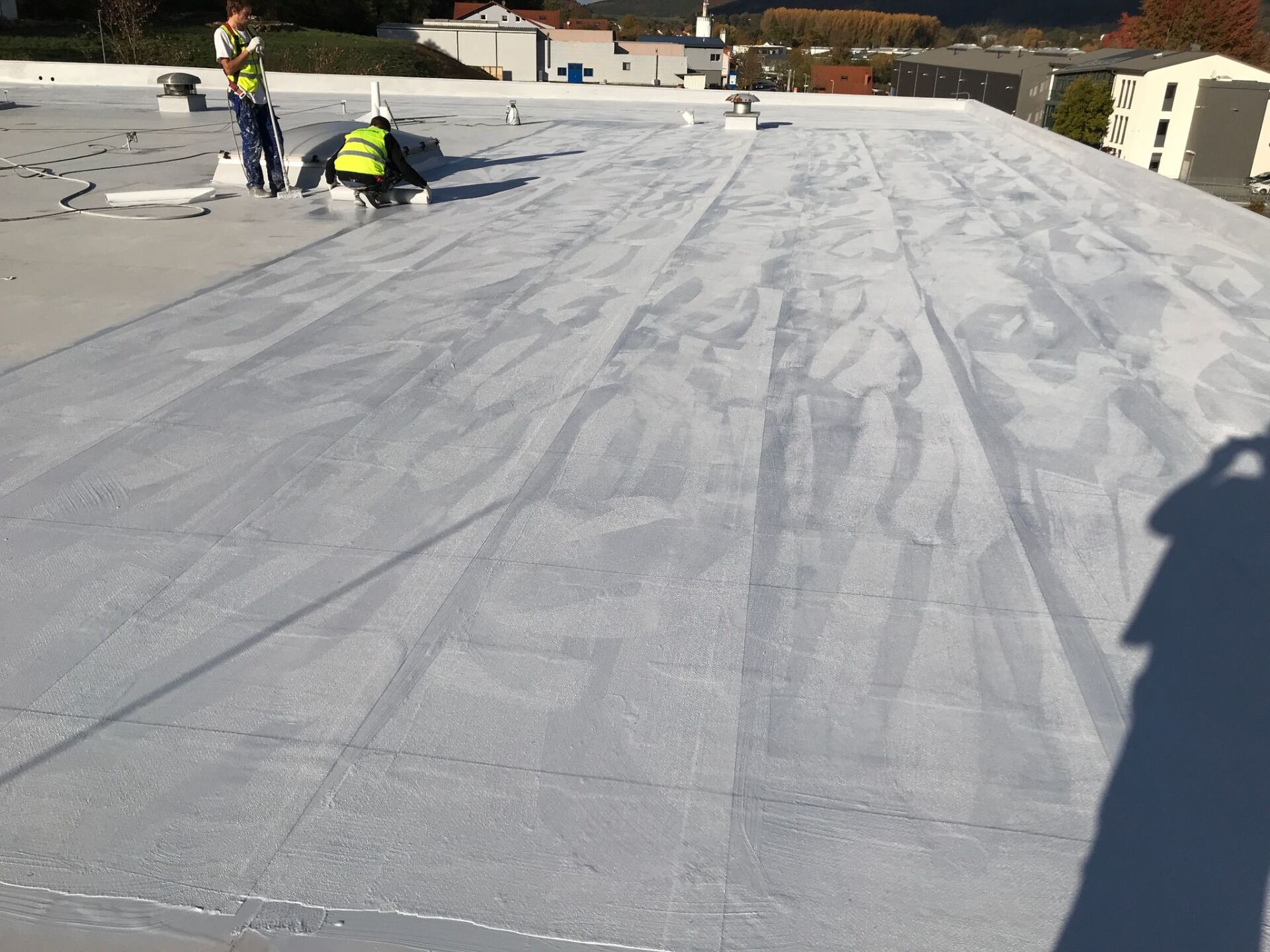 Flachdachsanierung mit Flüssigkunststoff und Vlies als Flachdachabdichtung